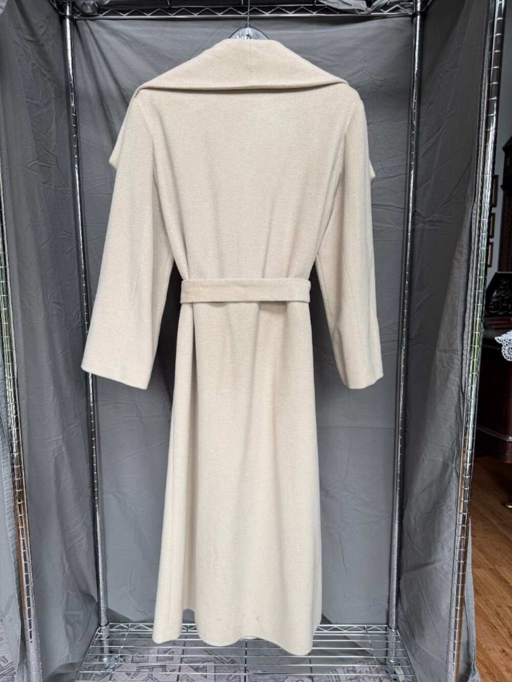 Elegant Wool/Silk cream coat European style - Picture 2 of 3